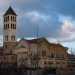 Sulla destra, oltre i binari, si erge invece lelegante campanile a pianta quadrata della Chiesa di San Giuseppe, simbolo dell'adiacente rione Madonnella